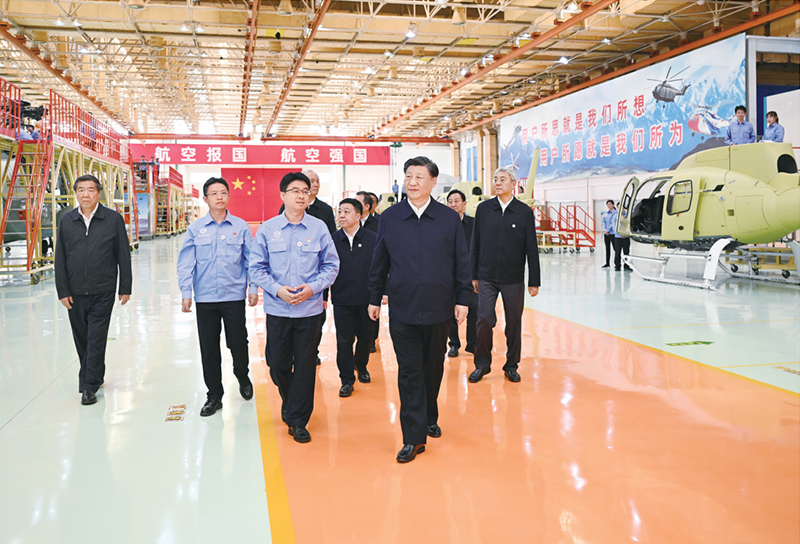 2023年10月10日至13日，中共中央总书记、国家主席、中央军委主席习近平在江西考察。这是11日上午，习近平在景德镇市昌河飞机工业（集团）有限公司考察。 新华社记者 燕雁/摄