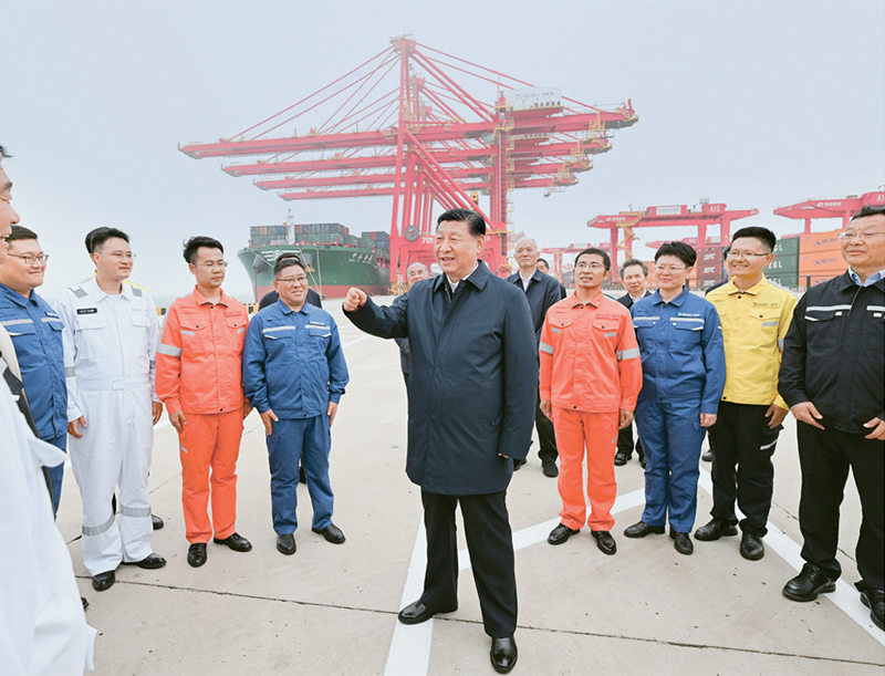 2024年5月22日至24日，中共中央总书记、国家主席、中央军委主席习近平在山东考察。这是22日下午，习近平在日照港亲切慰问港口科技工作者、运营人员、航运人员。 新华社记者 谢环驰/摄
