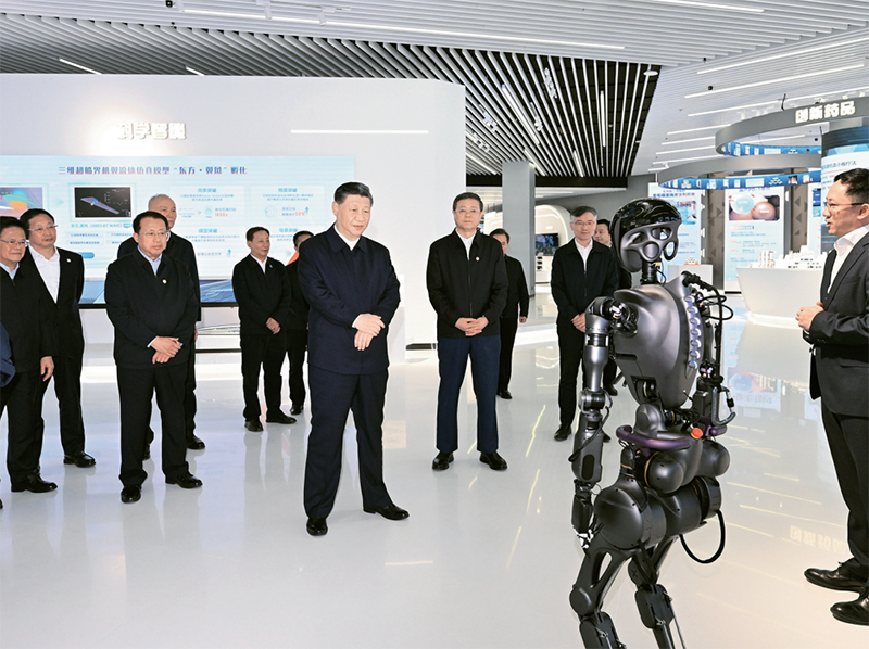 2023年11月28日至12月2日，中共中央总书记、国家主席、中央军委主席习近平在上海考察。这是11月28日下午，习近平在浦东新区张江科学城参观上海科技创新成果展。 新华社记者 谢环驰/摄