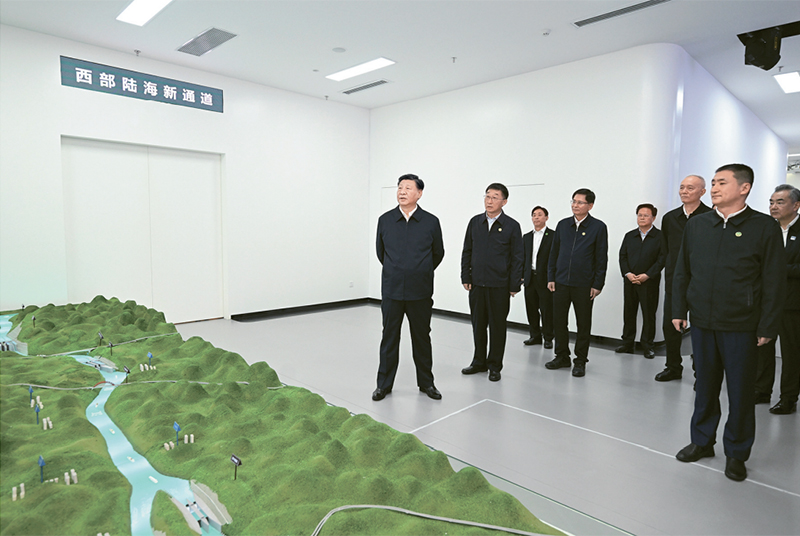 2023年12月14日至15日，中共中央总书记、国家主席、中央军委主席习近平在广西考察。这是14日上午，习近平在南宁市考察中国—东盟信息港股份有限公司，结合平陆运河沙盘听取西部陆海新通道骨干工程建设汇报。 新华社记者 谢环驰/摄